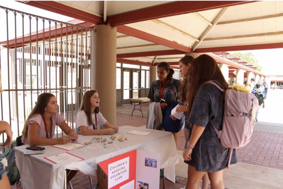 The new children volunteer club at club fair started by sophomore Kate Oelkers. 
