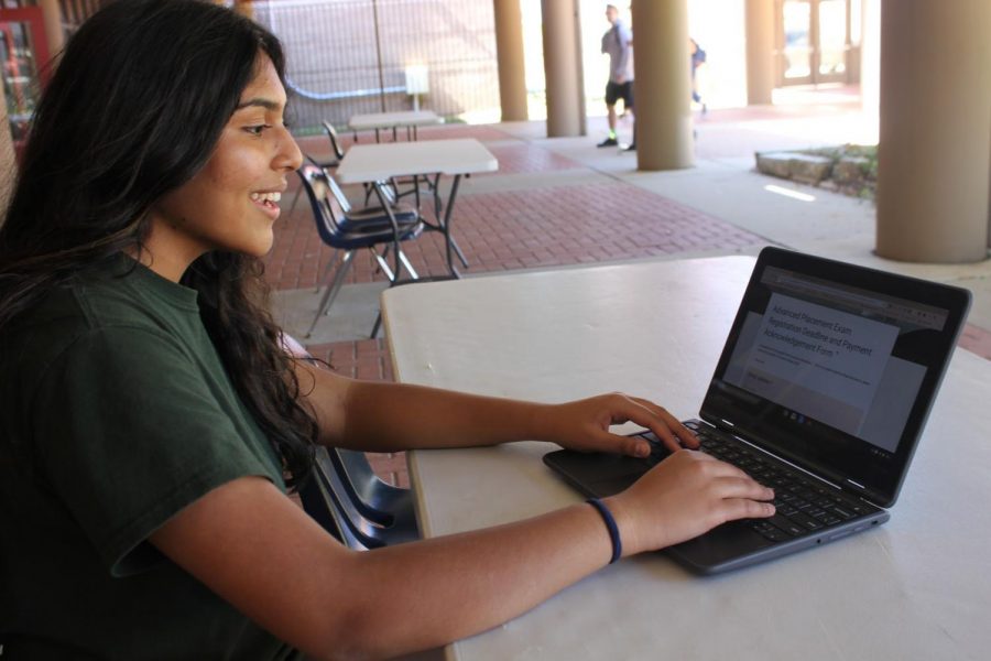 SIGNING+UP%3A+Sophomore+Malaika+Beg+uses+her+school+issued+chrome+book+to+sign+up+for+her+AP+tests.+