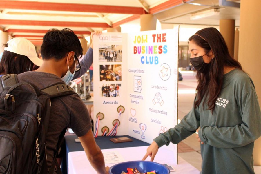 BUSINESS CLUB: Providing candy for new club members, Senior Zoya Faisal welcomes students to join her club. 