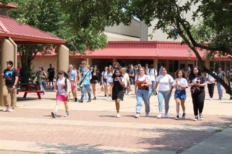 HEADED THROUGH THE HALLS: With less than two weeks left of school Bowie students walk to their second period classes after first lunch. The last day of school will be next on Friday May, 27. 2022 with the 3rd and 4th period finals.
