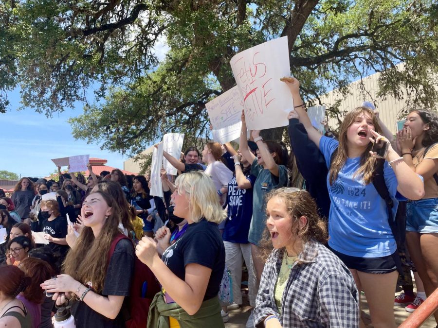 SIGNS+IN+THE+AIR%3A+Students+chant+phrases+and+hold+signs+in+protest+against+abortion+restrictions+during+the+walkout+held+today.+Hundreds+of+students+gathered+to+watch+or+participate+in+the+walkout.+I+know+that+there+are+a+lot+of+people+out+there+who+really+do+need+the+choice%2C+sophomore+Isabel+Soto+said.+I+just+love+when+people+come+together+like+this.