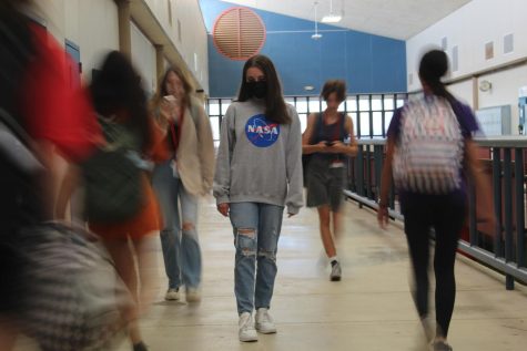 COVID CHANGES: Junior Madeline Travis wears a mask in the hallway. As COVID cases decline, the number of students wearing masks has greatly decreased. The AISD has remained mask-optional since March.