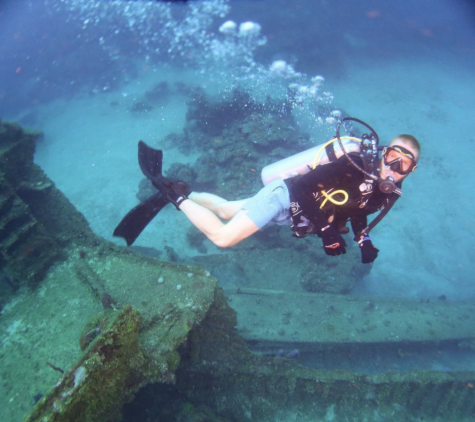 EXPLORING THE OCEAN: Senior Dante Campero-Campion scuba dives in Honduras. Campion has been on 32 dives  total.
