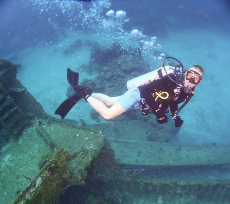 EXPLORING THE OCEAN: Senior Dante Campero-Campion scuba dives in Honduras. Campion has been on 32 dives  total.