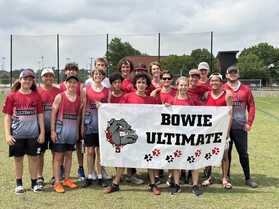 At+the+end+of+the+tournament%2C+the+entirety+of+Bowie%E2%80%99s+Ultimate+Frisbee+Team+poses+for+a+photo%2C+holding+up+a+banner+that+says+%E2%80%9CBowie+Ultimate%E2%80%9D.
