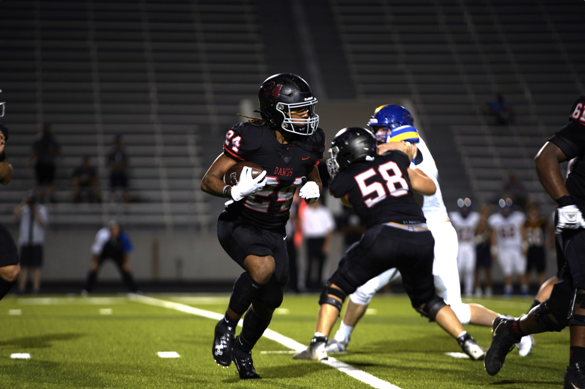 RB+Kayson+Mathabela+%28Junior%29+receives+the+handoff+and+searches+for+a+hole.+Mathabela+had+94+yards+on+the+night.
