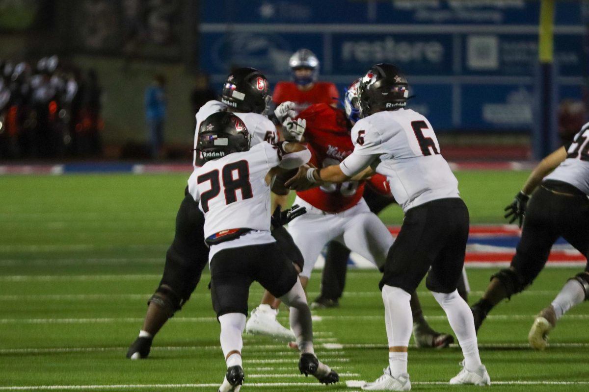 RB Brandon Thomas takes the ball for a running play from QB Cruz Tello