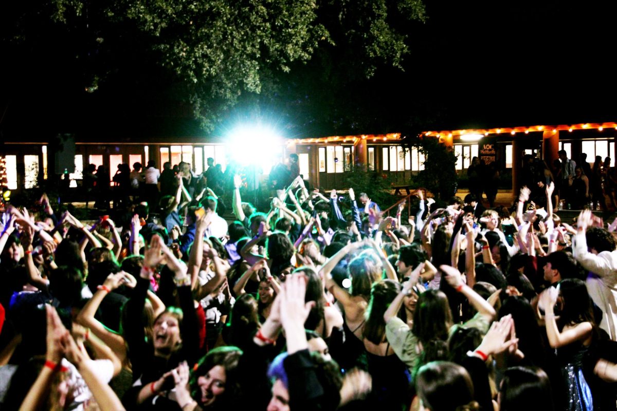 DANCE+PARTY%3A+Students+dance+together+in+the+courtyard+at+homecoming.+A+DJ+provided+all+the+music+for+the+dance.+%E2%80%9CA+lot+of+people+would+dance+when+there+was+an+old+song+playing%2C%E2%80%9D+Sara+Hernandez+said.