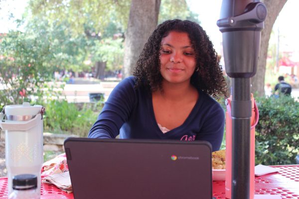 SOPHOMORE STUDIES: Sophomore Lulu Lampkin works diligently through her lunch. Some students are finding alternative ways to spend their lunches since personal devices cannot be accessed during that time. 